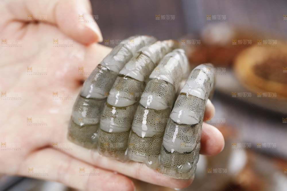 手上放着新鲜大虾