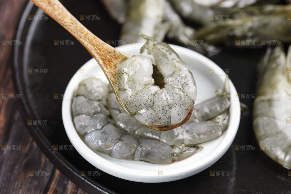 勺子上舀着大虾