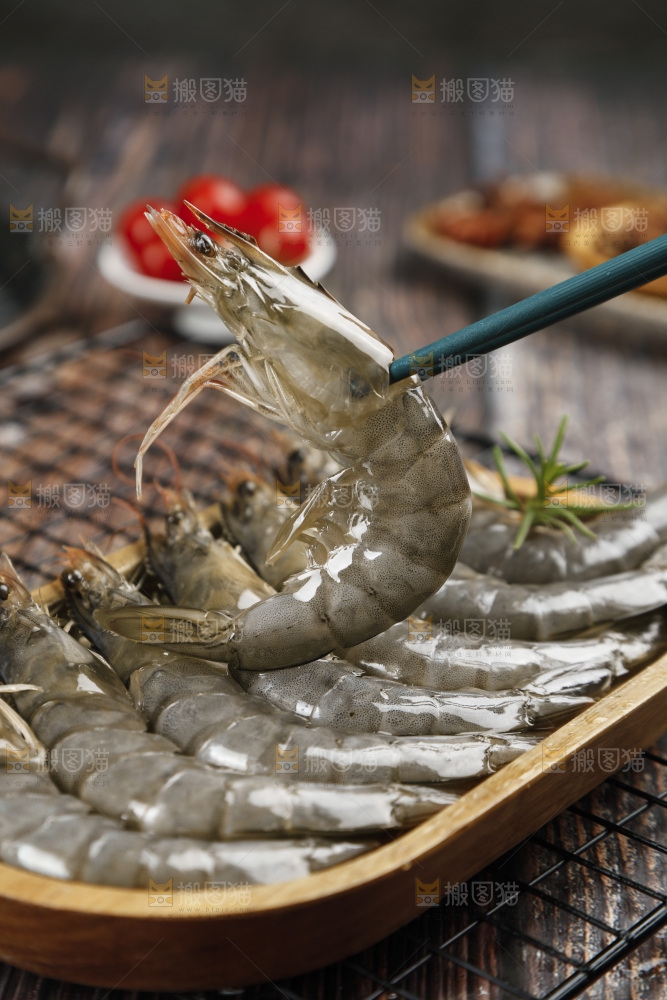筷子上夹着大虾