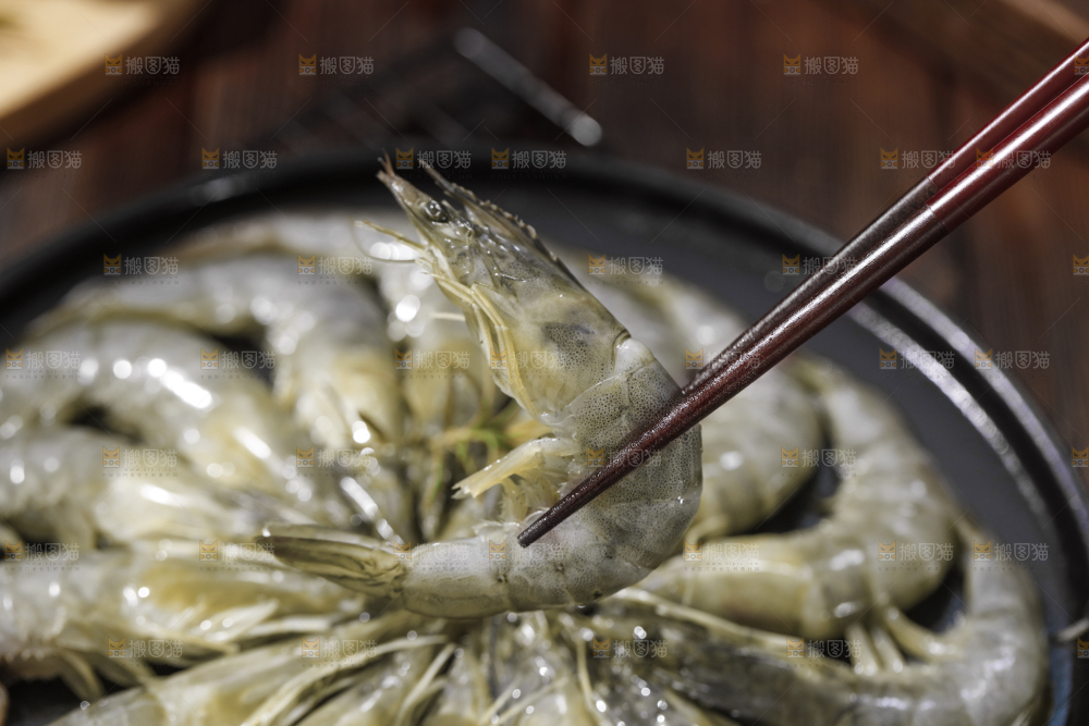 筷子上夹着青岛大虾