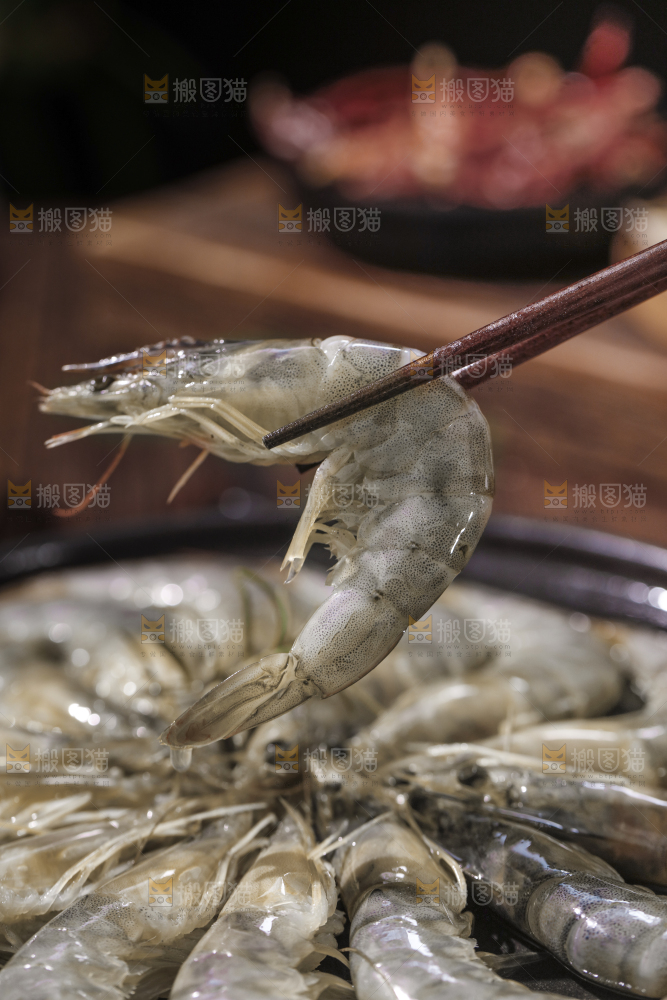 筷子上夹着青岛大虾
