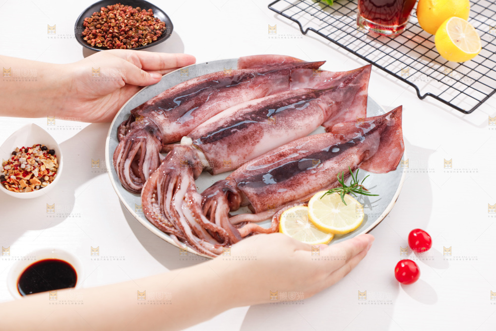 手上端着一盘鱿鱼