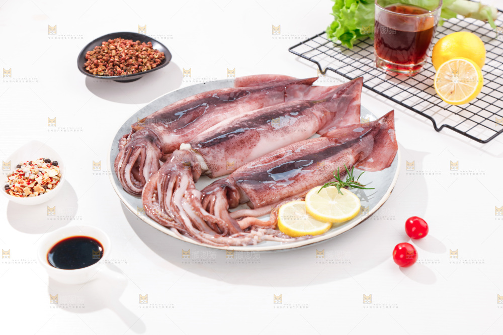 白底上放着一盘鱿鱼