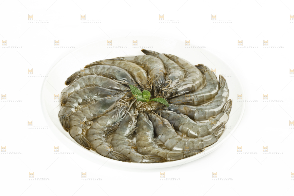 白底上放着一盘大虾
