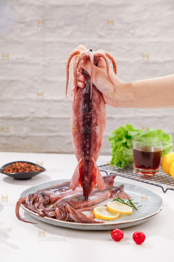 手上拿着大鱿鱼