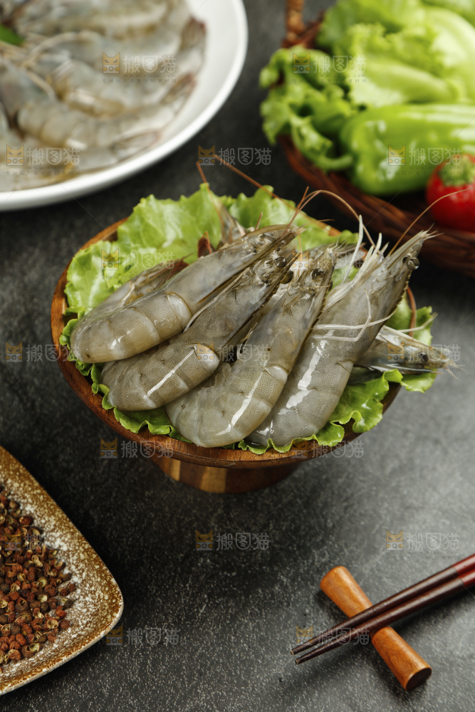 盘子里放着对虾