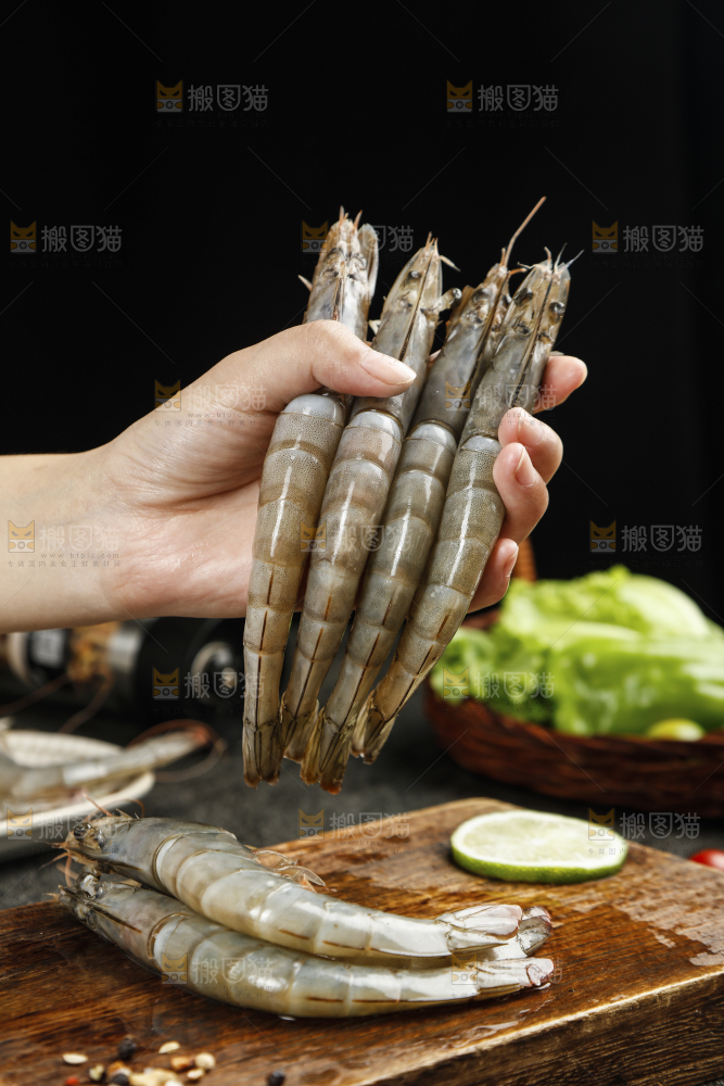 手上拿着南美虾