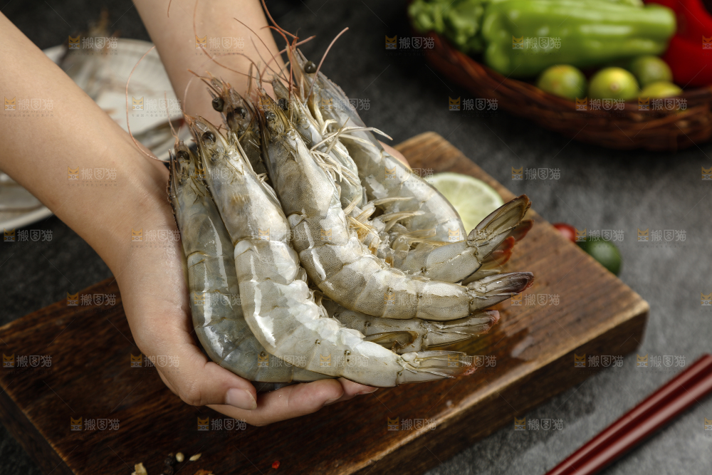 手上拿着南美虾