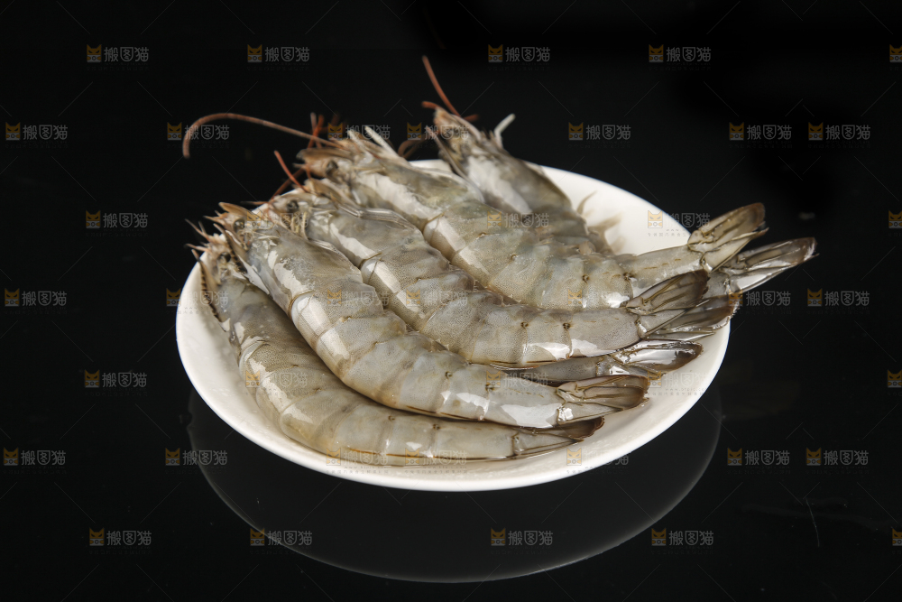 黑底上放着一盘青岛大虾
