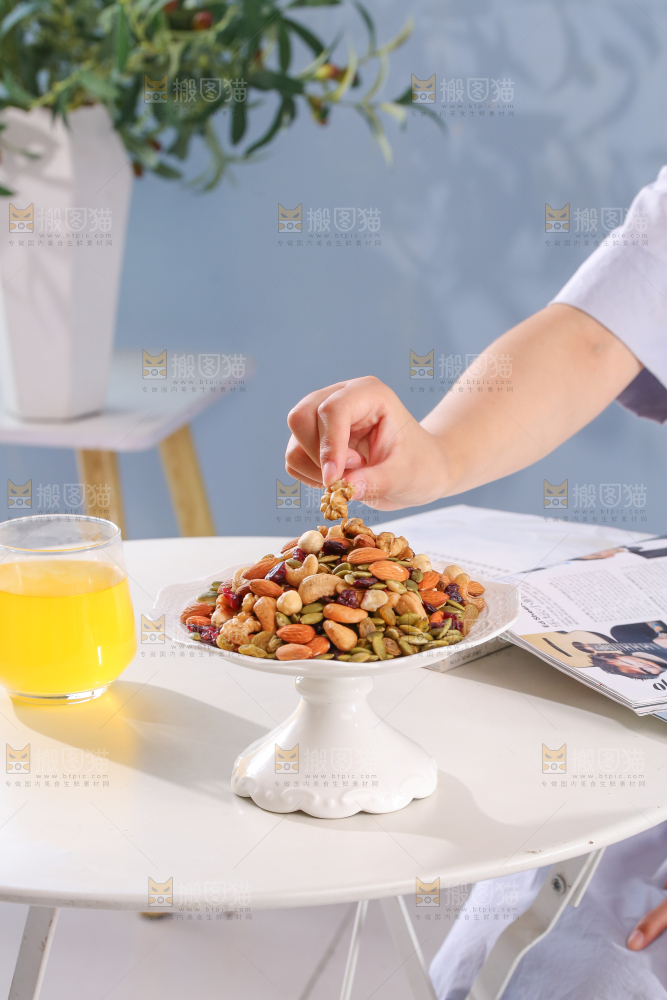桌子上放着一盘坚果组合