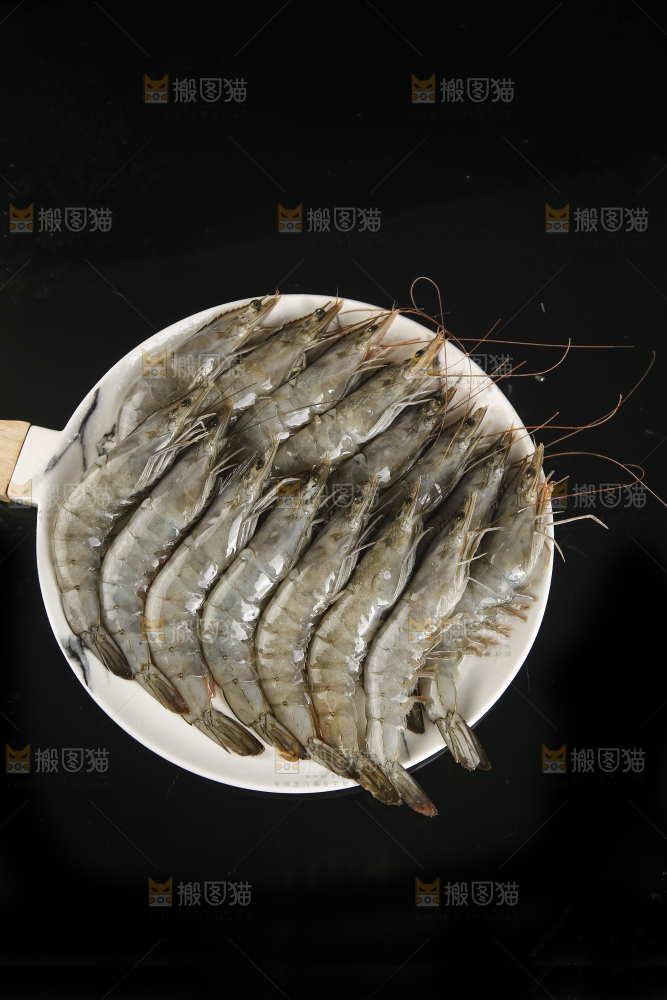 黑底上放着一盘青岛大虾