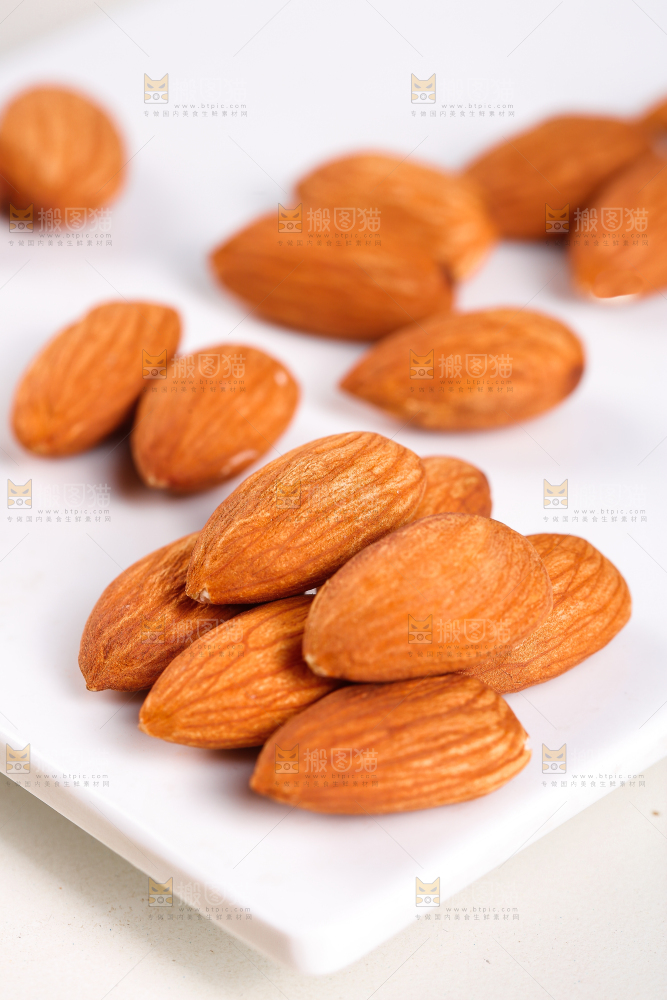 白底上放着原味巴旦木