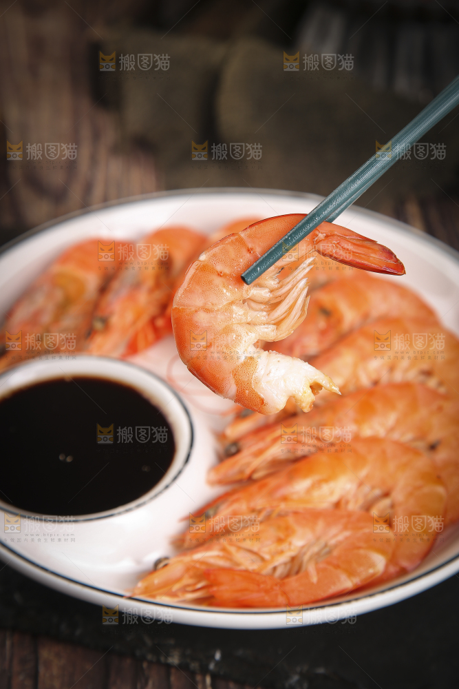 筷子上夹着清蒸对虾