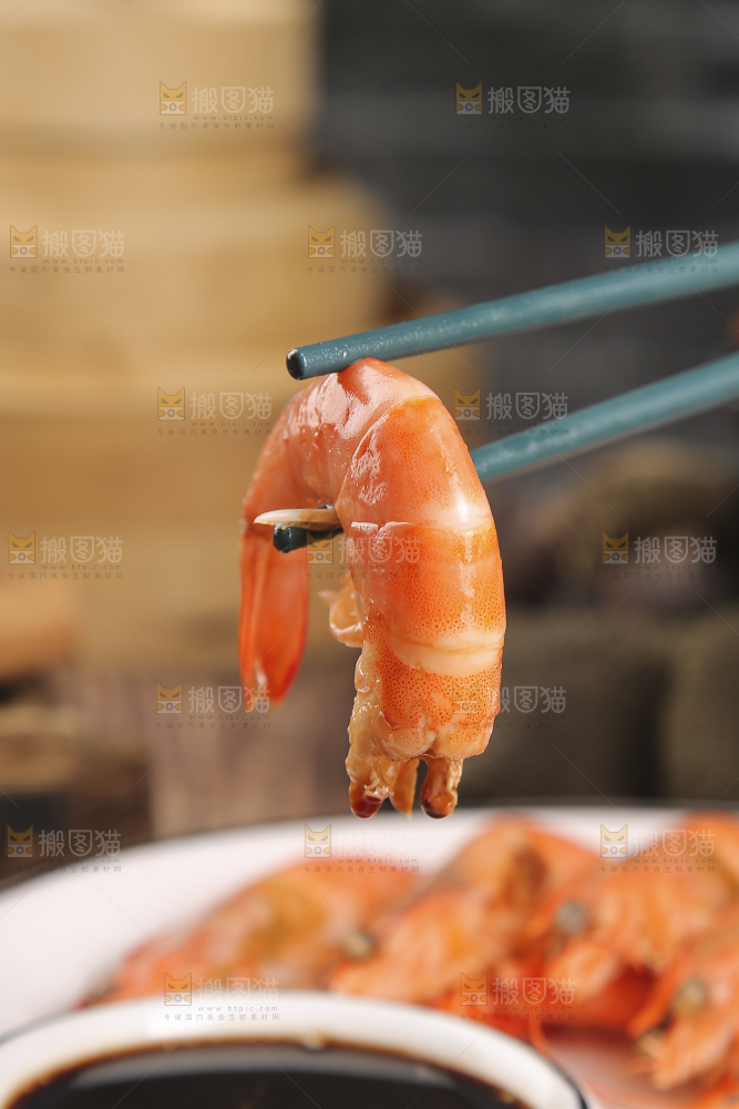 筷子上夹着清蒸对虾