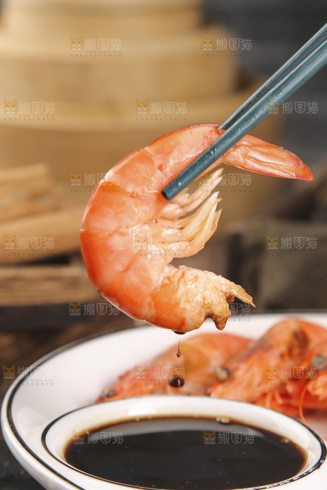 筷子上夹着清蒸对虾