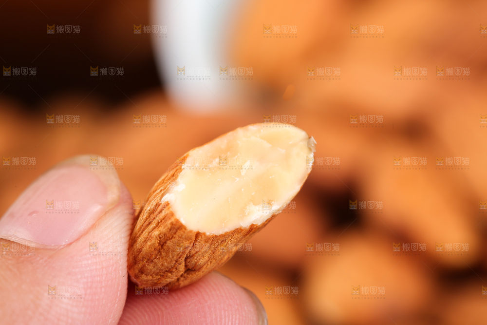 手上拿着的巴旦木仁