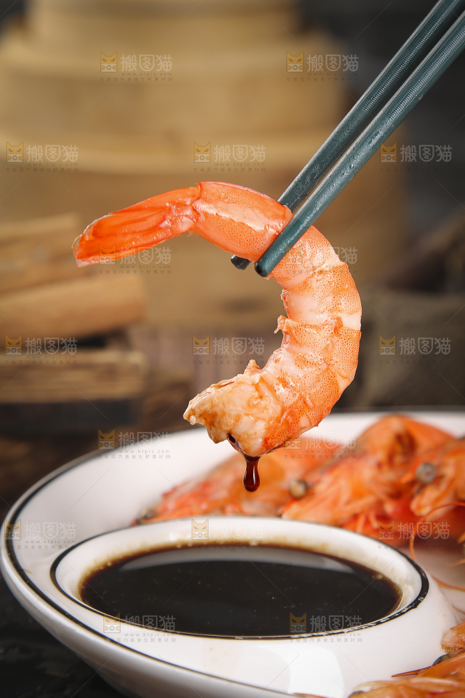 筷子上夹着清蒸对虾