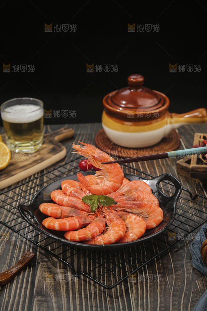 筷子上夹着清蒸对虾