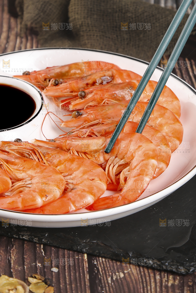 筷子上夹着清蒸对虾