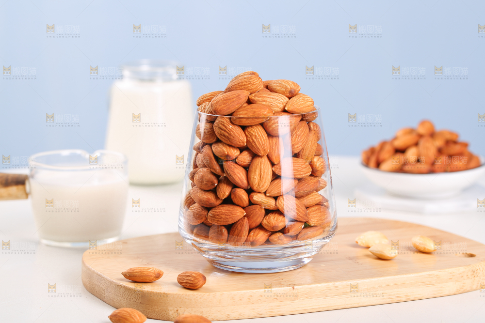 杯子里的扁桃仁