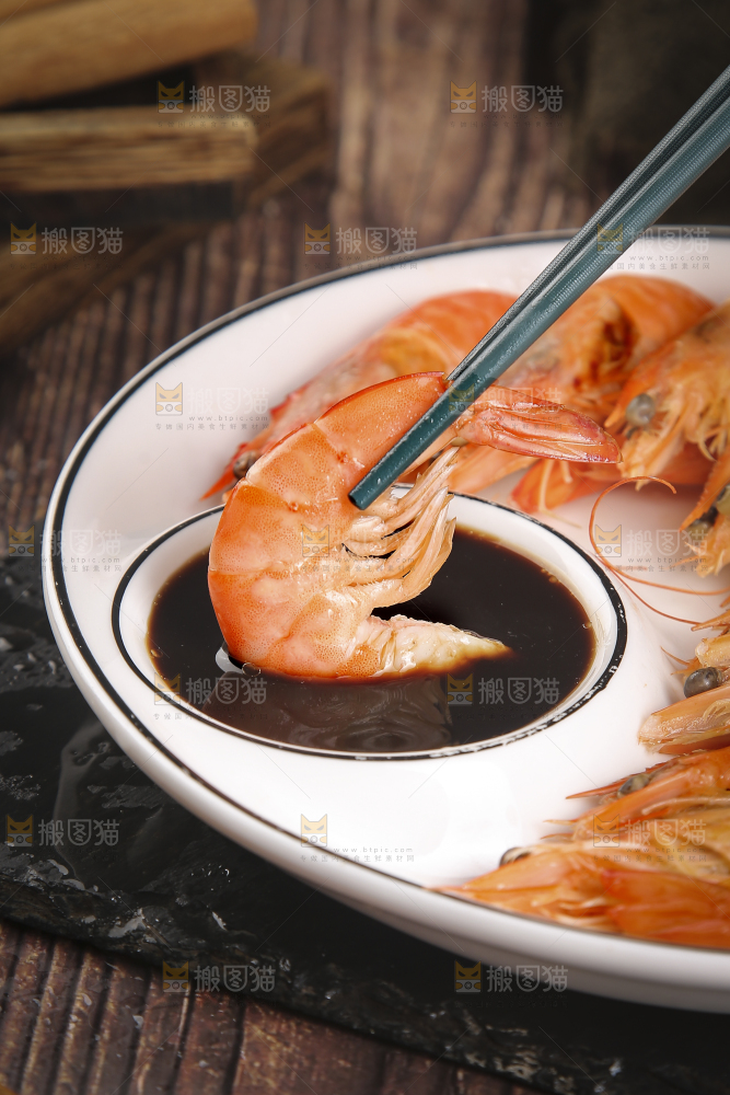 筷子上夹着清蒸对虾