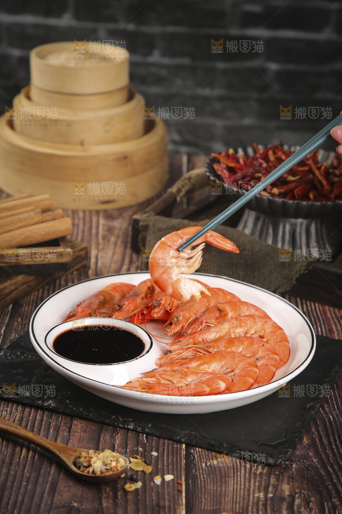筷子上夹着清蒸对虾