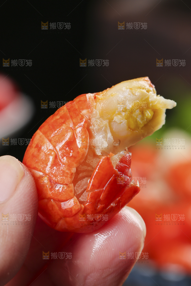 手上拿着龙虾尾