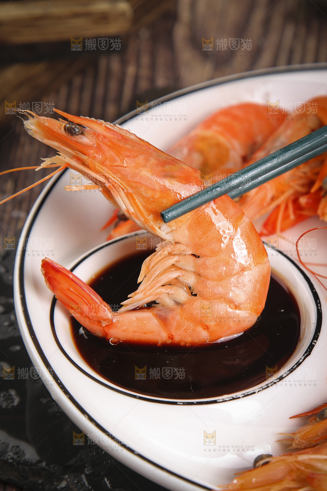 筷子上夹着清蒸对虾