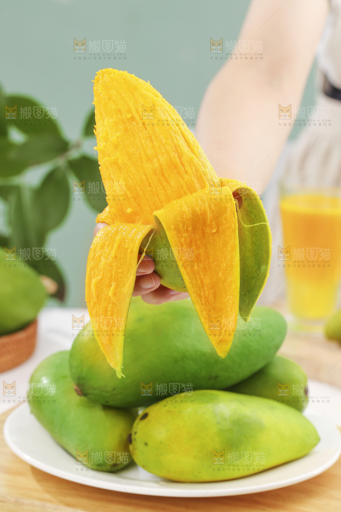 手上拿着剥皮的金煌芒