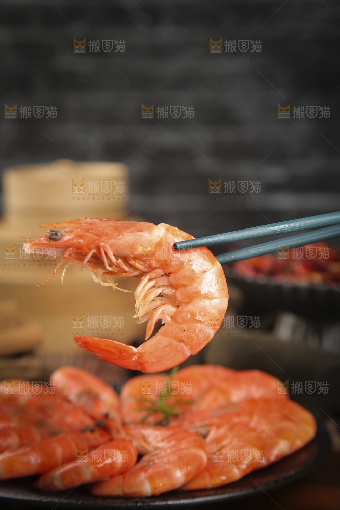 筷子上夹着清蒸虾