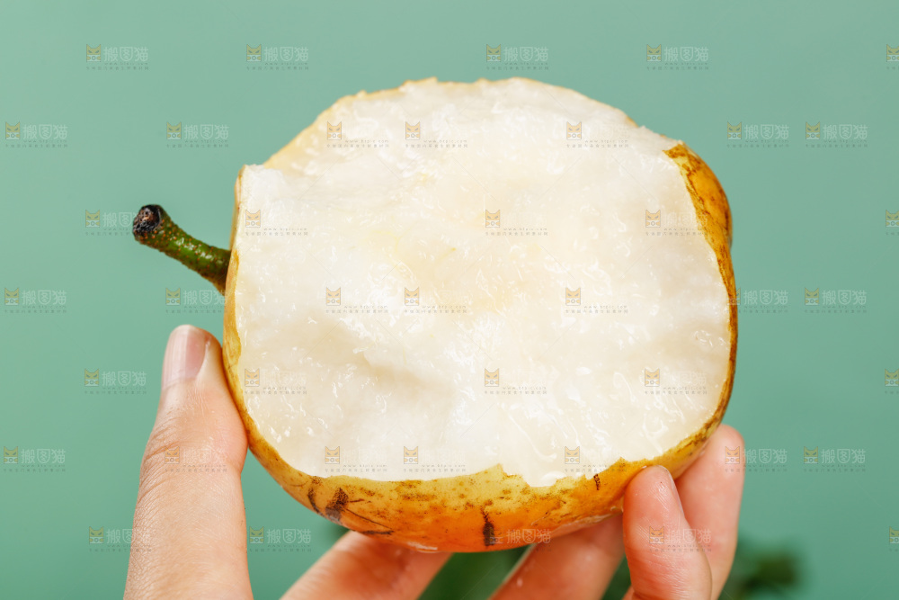手上拿着水晶梨