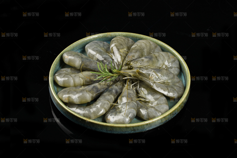 黑底上放着一盘白灼大虾