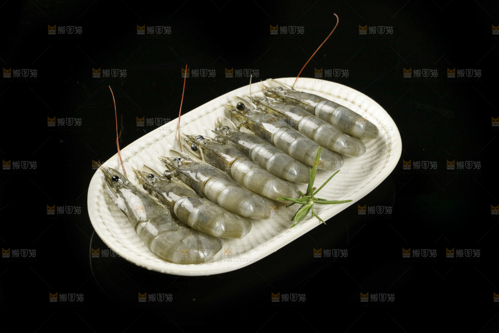 黑底上放着一盘白灼大虾