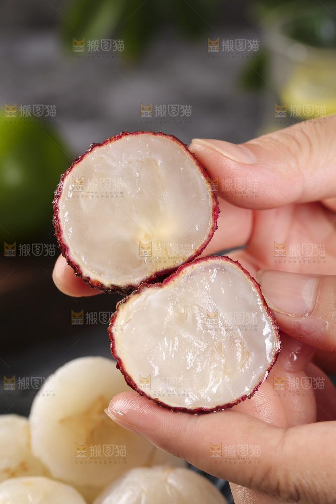 手上拿着无核荔枝