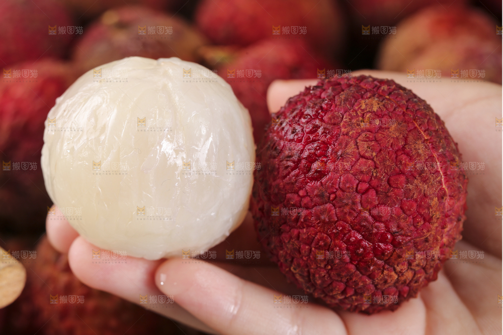 手上拿着无核荔枝