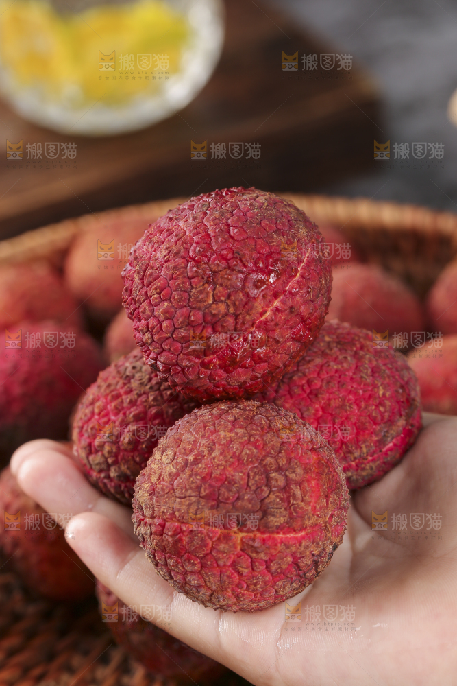 手上拿着无核荔枝