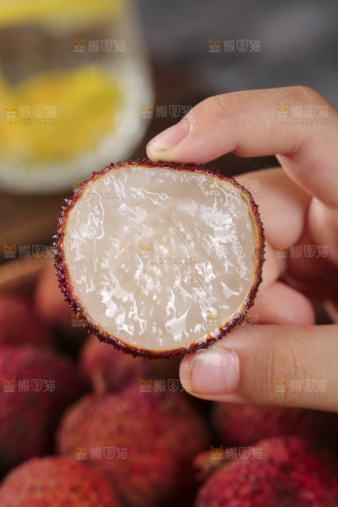 手上拿着无核荔枝