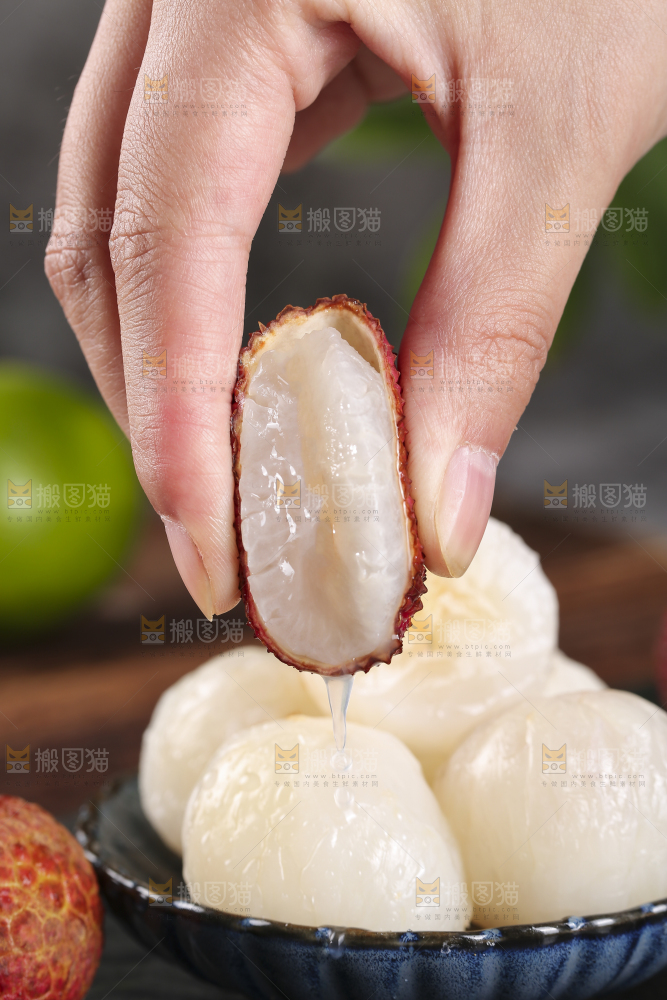 手上拿着无核荔枝
