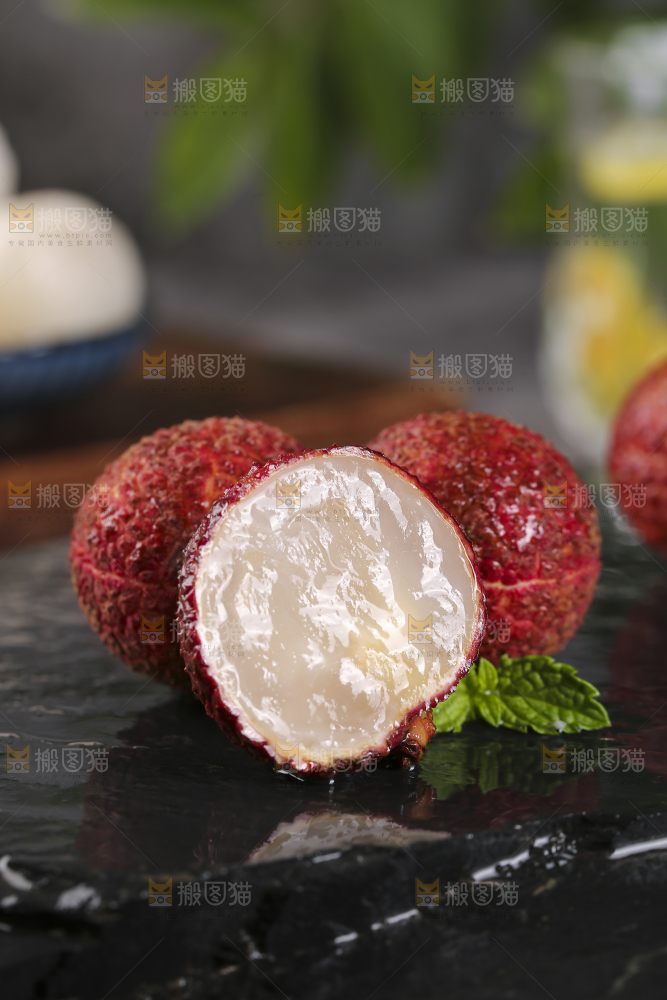 黑底上放着无核荔枝