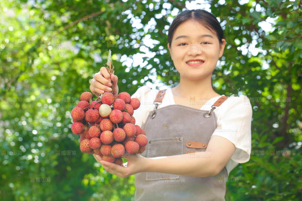 女人手上拿着无核荔枝