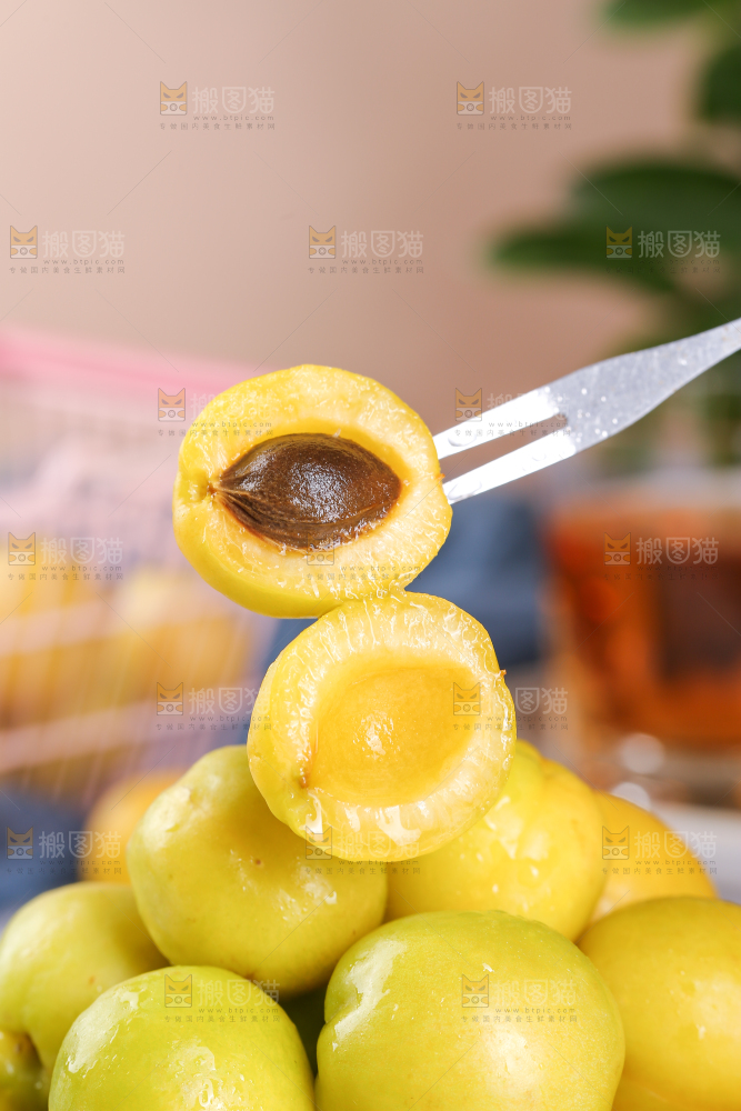叉子上叉着的小白杏