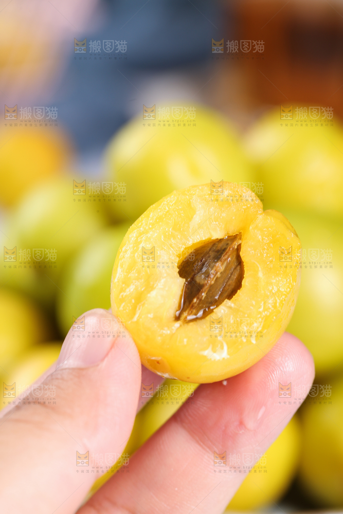 手上拿着小白杏