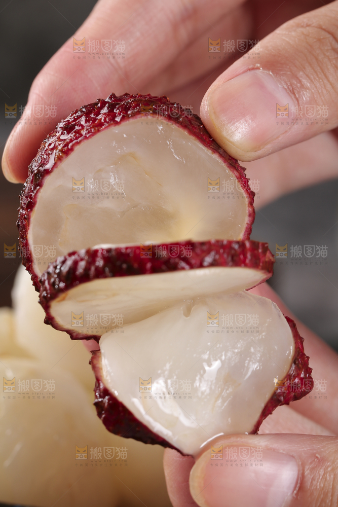 手上拿着无核荔枝