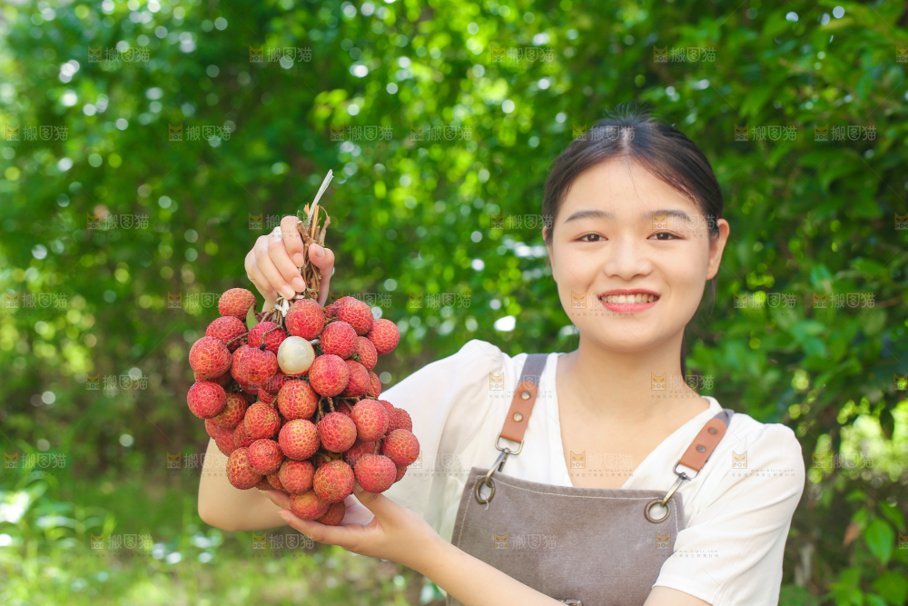 女人手上拿着无核荔枝