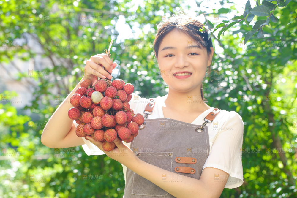 女人手上拿着无核荔枝