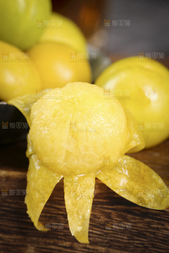 木底上放着小白杏