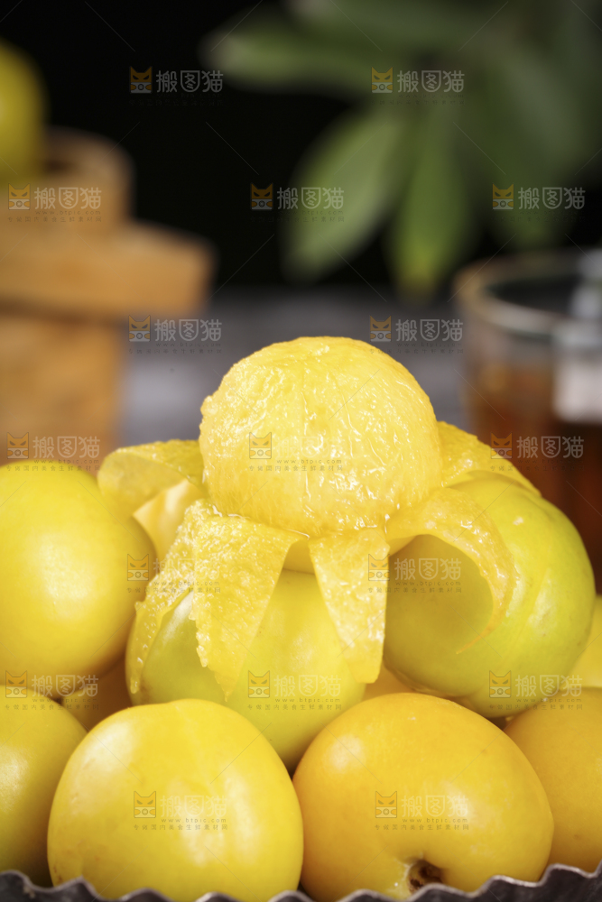木底上放着小白杏