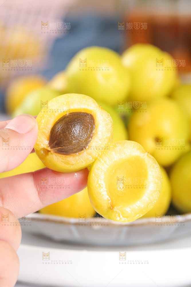 手上拿着小白杏