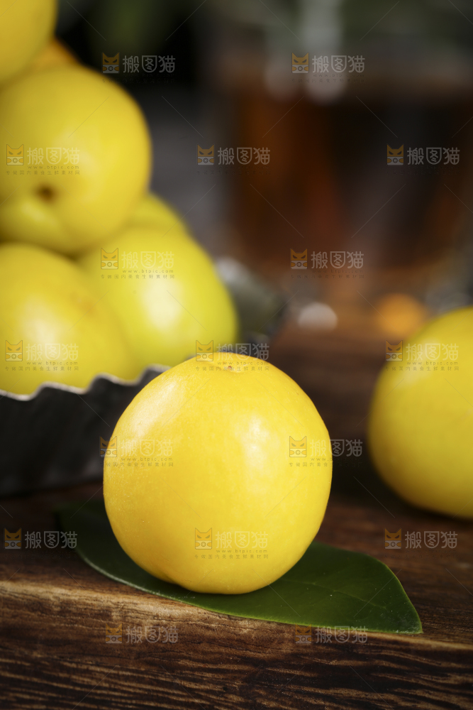 木底上放着小白杏