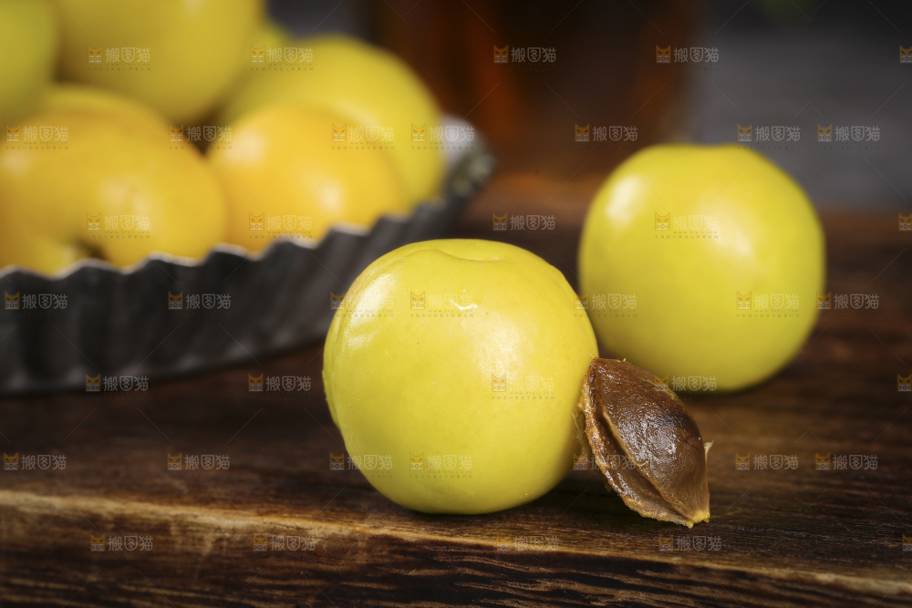 木底上放着新疆小白杏